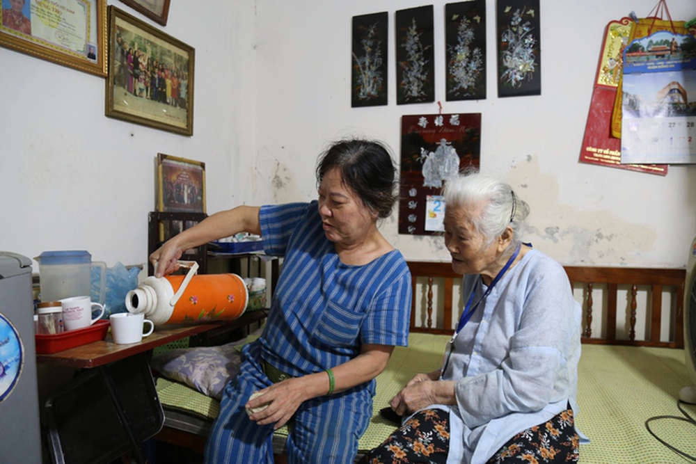 Nữ ''phu rác'' 67 tuổi ở Hà Nội: ''Ngày nào tôi nghỉ làm, mẹ tôi phải nhịn thuốc'' - ảnh 1