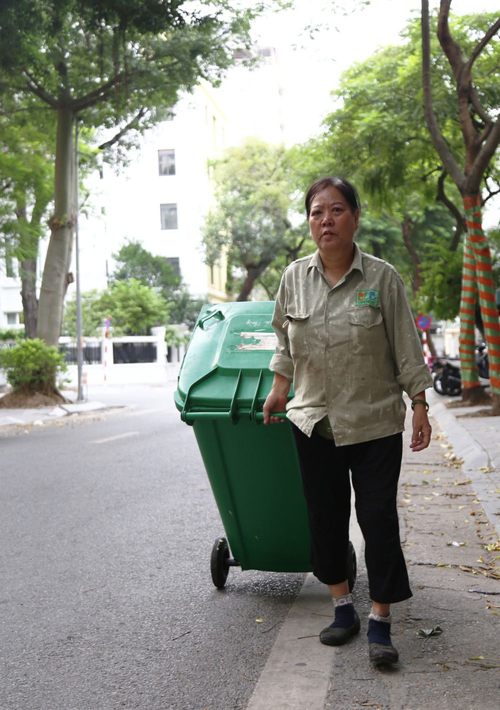Nữ ''phu rác'' 67 tuổi ở Hà Nội: ''Ngày nào tôi nghỉ làm, mẹ tôi phải nhịn thuốc'' - ảnh 10