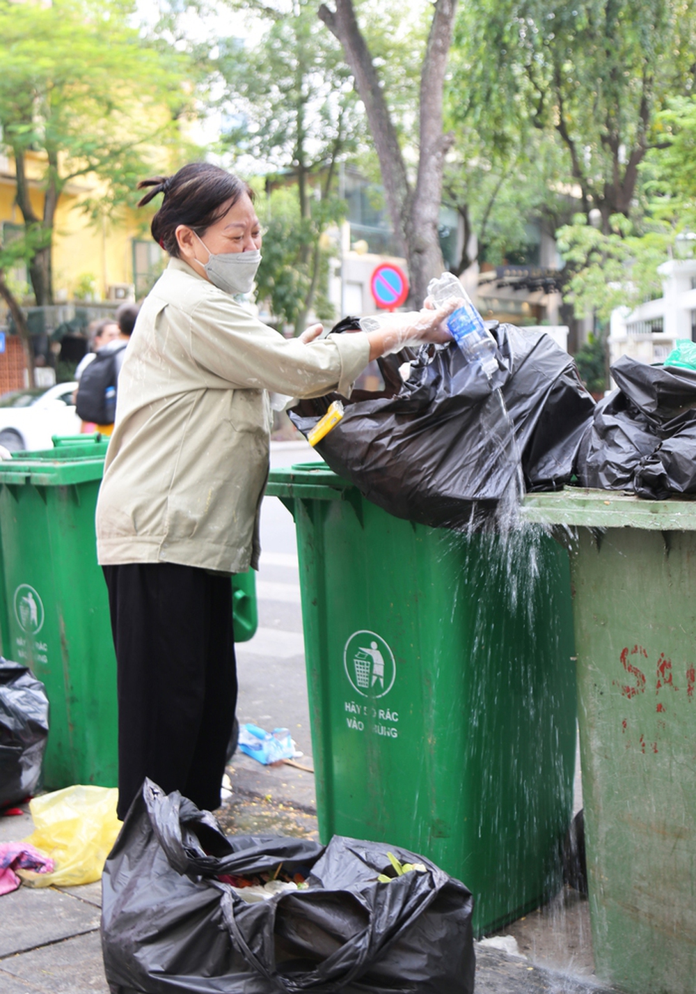 Nữ ''phu rác'' 67 tuổi ở Hà Nội: ''Ngày nào tôi nghỉ làm, mẹ tôi phải nhịn thuốc'' - ảnh 8