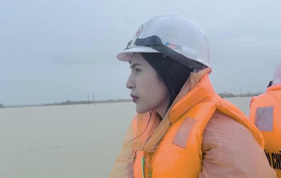 Sao Việt 3/10: Ngọc Lan bàn về sự nổi tiếng; Thủy Tiên lội nước đi từ thiện ở Nghệ An - ảnh 20