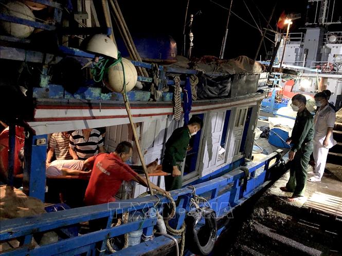 Thừa Thiên – Huế: Cứu sống 9 ngư dân trôi dạt nhiều giờ trên biển - ảnh 4