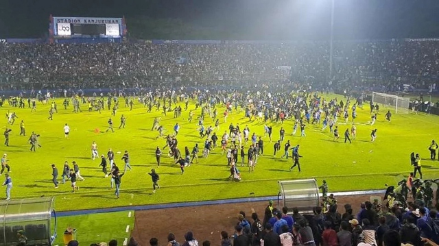 Sau vụ bạo loạn kinh hoàng, Indonesia đối mặt nguy cơ bị FIFA cấm tổ chức các giải đấu lớn - ảnh 1