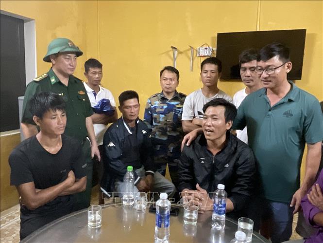 Thừa Thiên – Huế: Cứu sống 9 ngư dân trôi dạt nhiều giờ trên biển - ảnh 3