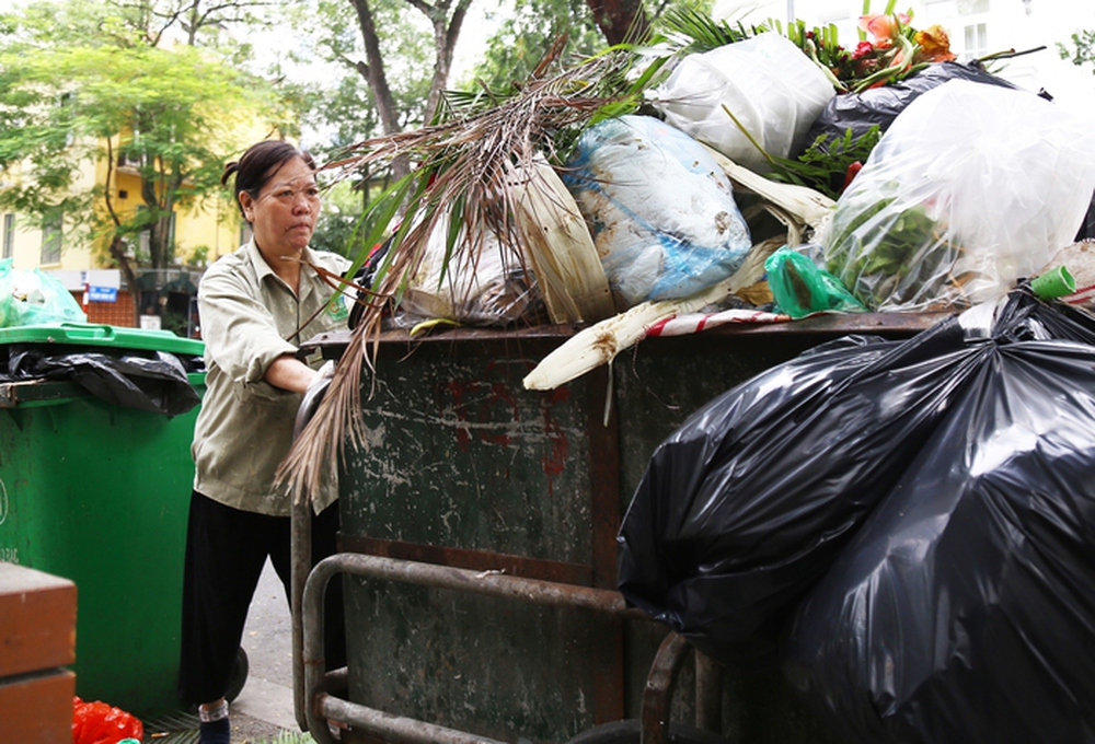 Nữ ''phu rác'' 67 tuổi ở Hà Nội: ''Ngày nào tôi nghỉ làm, mẹ tôi phải nhịn thuốc'' - ảnh 9
