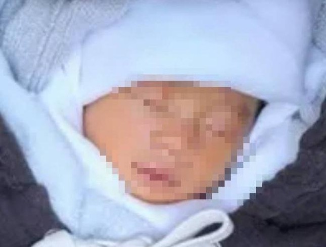 Phát hiện bé trai sơ sinh trong thùng giấy ở Đồng Nai - ảnh 1