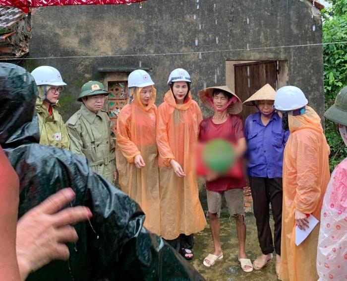 Sao Việt từ thiện bão Noru: Thủy Tiên đi dép con gái, Nhã Phương giản dị - ảnh 1