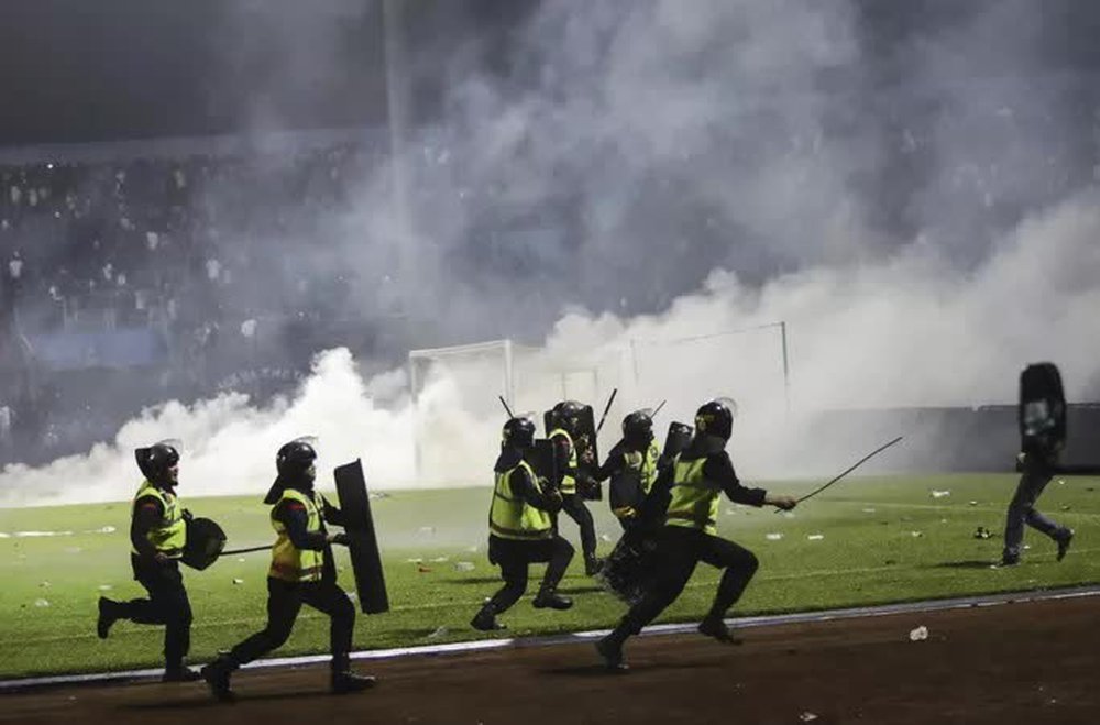 Lượng hơi cay mà cảnh sát Indonesia dùng trong vụ bạo loạn là quá nhiều (?!) - ảnh 1