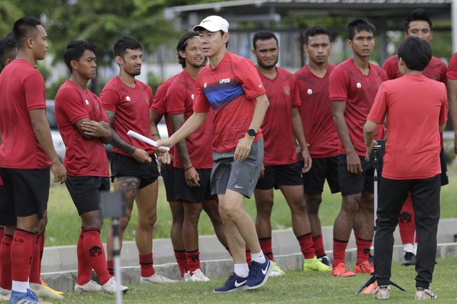 Bóng đá Indonesia lo lắng về án phạt, HLV Shin Tae-yong gặp khó trước AFF Cup? - ảnh 2