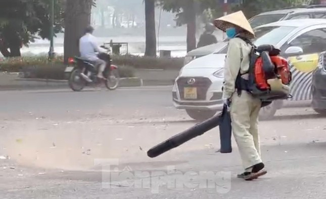 Chuyện lạ ở Hà Nội: Nhân viên vệ sinh 
