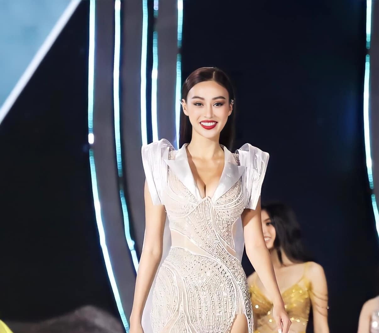 Á hậu 2 Hoa hậu Hoà bình Việt Nam 2022 gợi cảm vượt bậc nhờ vòng 1 “khổng lồ”? - ảnh 3