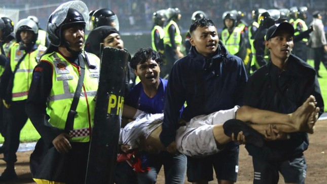 Cầu thủ Arema FC, giải VĐQG Indonesia: Tôi tận mắt thấy 7,8 người nằm chết trong phòng thay đồ - ảnh 1