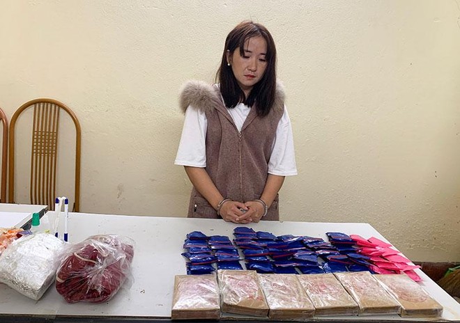 Người phụ nữ 'xách' 6 bánh heroin và 12.000 viên ma túy - ảnh 1