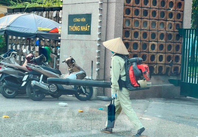 Chuyện lạ ở Hà Nội: Nhân viên vệ sinh 