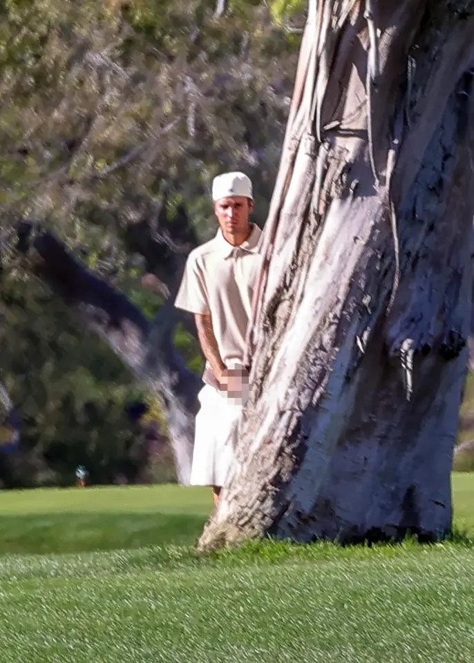 Justin Bieber bị chụp ảnh tiểu bậy trên sân golf - ảnh 1