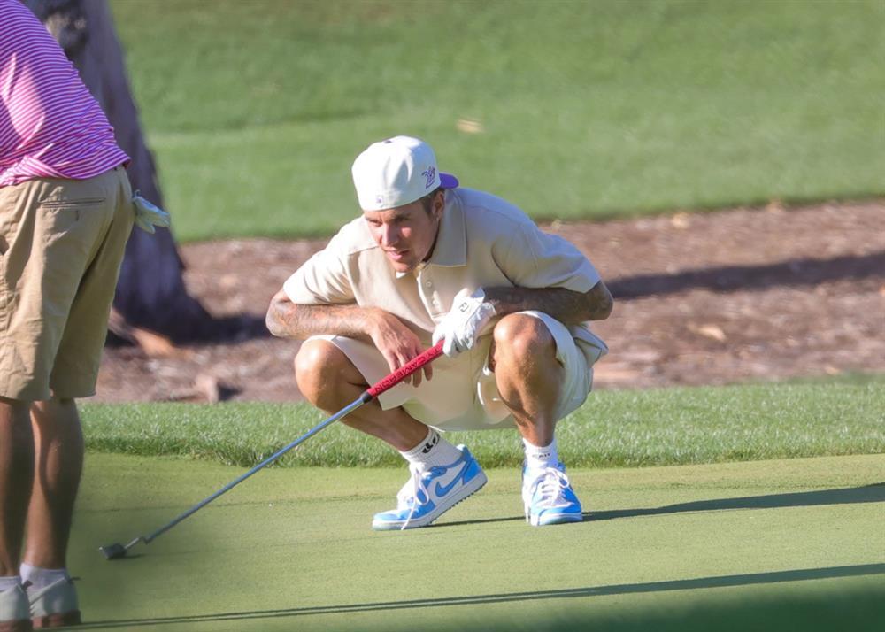 Justin Bieber bị chụp ảnh tiểu bậy trên sân golf - ảnh 7