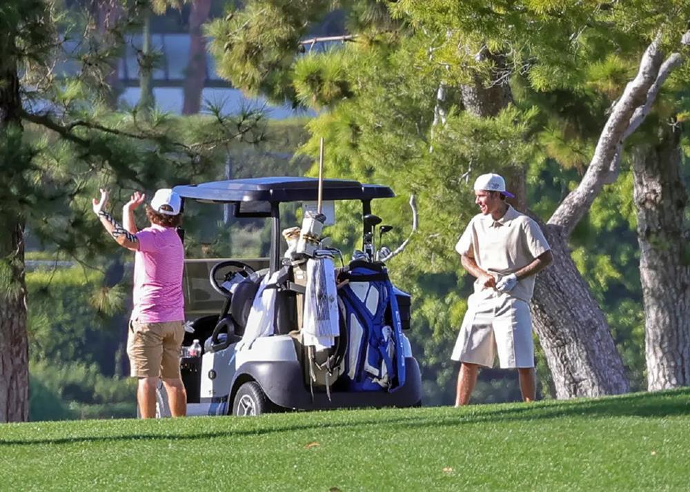 Justin Bieber bị chụp ảnh tiểu bậy trên sân golf - ảnh 4