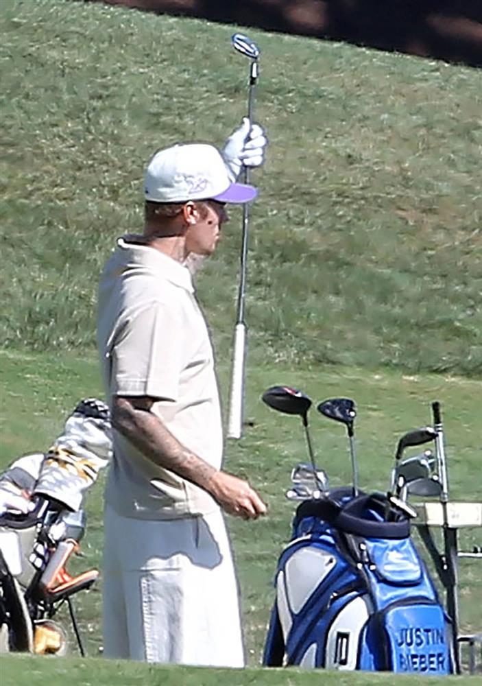 Justin Bieber bị chụp ảnh tiểu bậy trên sân golf - ảnh 6