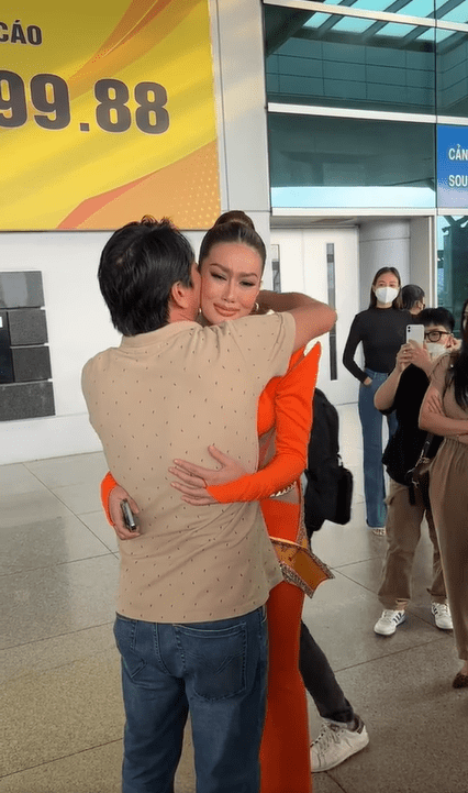 Hoa hậu Thiên Ân và bố gây xúc động khi đưa tiễn tại sân bay lên đường thi Miss Grand International - ảnh 1
