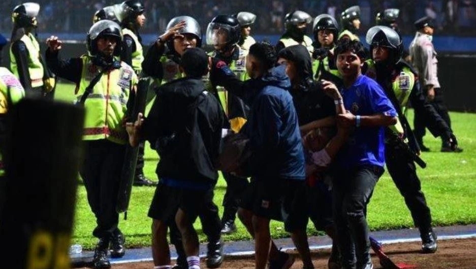 Indonesia ra án phạt cho sự cố vỡ sân - ảnh 1