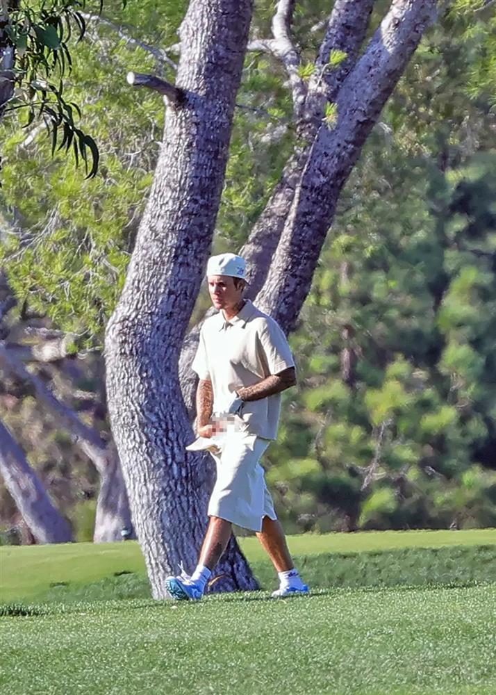 Justin Bieber bị chụp ảnh tiểu bậy trên sân golf - ảnh 3