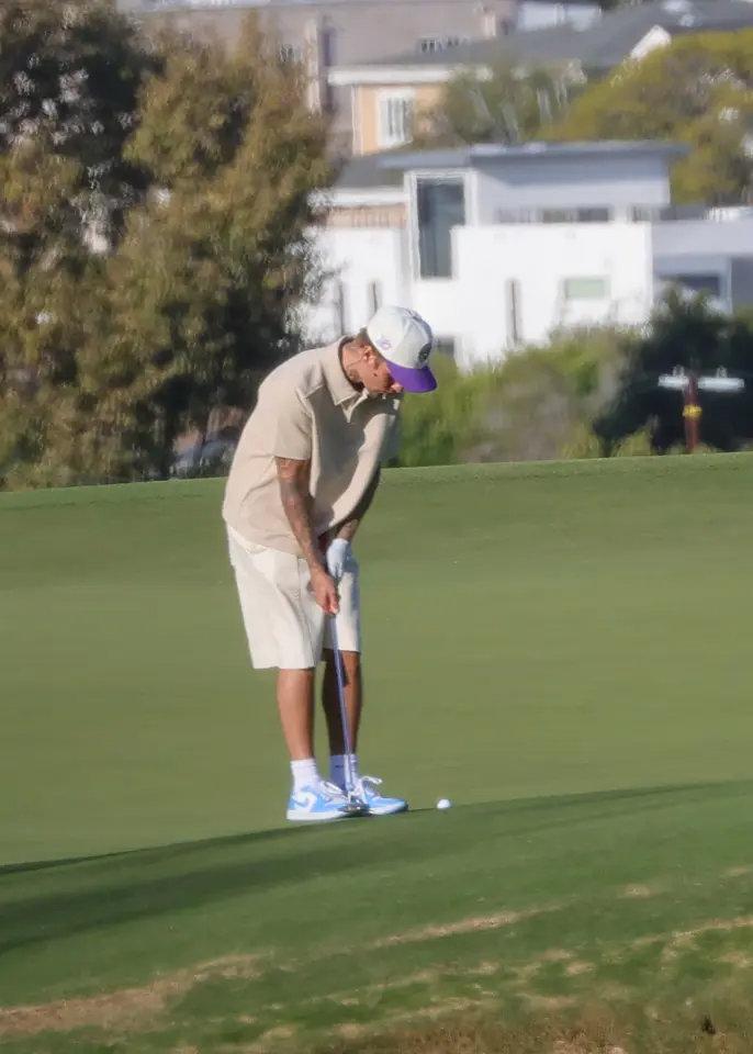Justin Bieber bị chụp ảnh tiểu bậy trên sân golf - ảnh 5