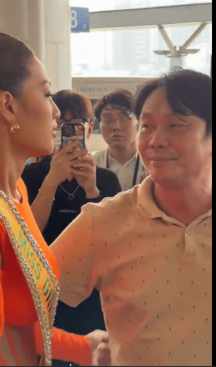 Hoa hậu Thiên Ân và bố gây xúc động khi đưa tiễn tại sân bay lên đường thi Miss Grand International - ảnh 3