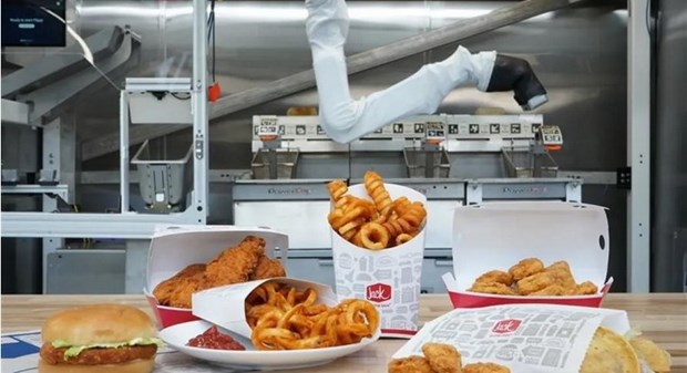Robot thay thế nhân viên phục vụ đồ ăn nhanh tại chuỗi nhà hàng ở Mỹ - ảnh 1