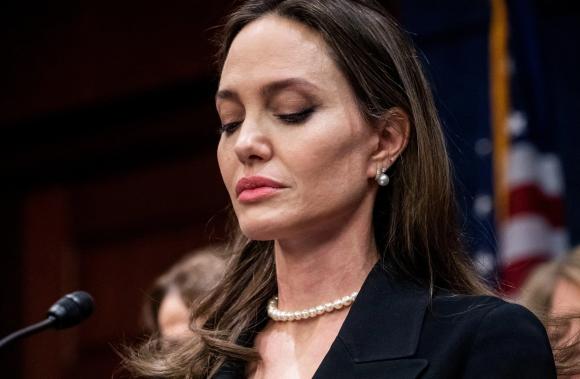 Angelina Jolie tố Brad Pitt bóp cổ và đánh vào mặt con trên máy bay 6 năm trước - ảnh 1