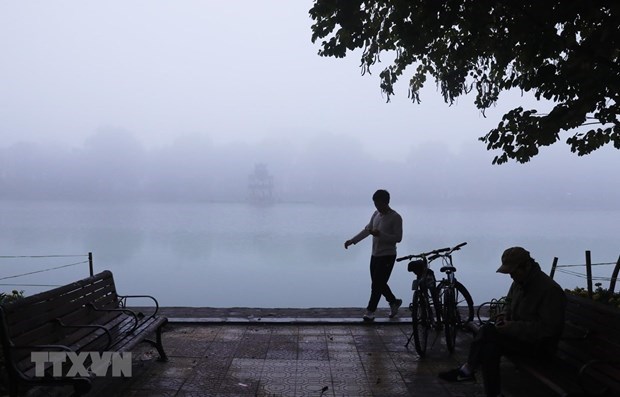 Thủ đô Hà Nội sáng sớm có sương mù, trưa chiều trời nắng - ảnh 1