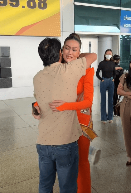 Hoa hậu Thiên Ân và bố gây xúc động khi đưa tiễn tại sân bay lên đường thi Miss Grand International - ảnh 2