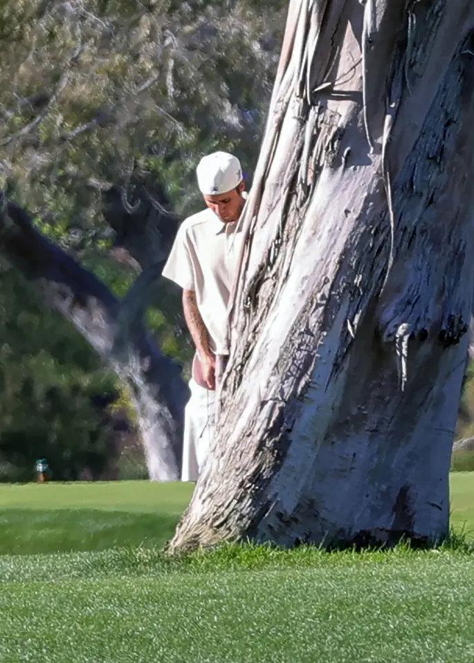 Justin Bieber bị chụp ảnh tiểu bậy trên sân golf - ảnh 2
