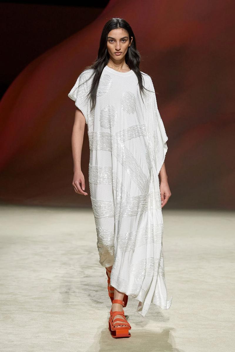 Sa mạc bỏng rẫy đầy lộng lẫy trên sàn catwalk mới nhất của Hermès - ảnh 3