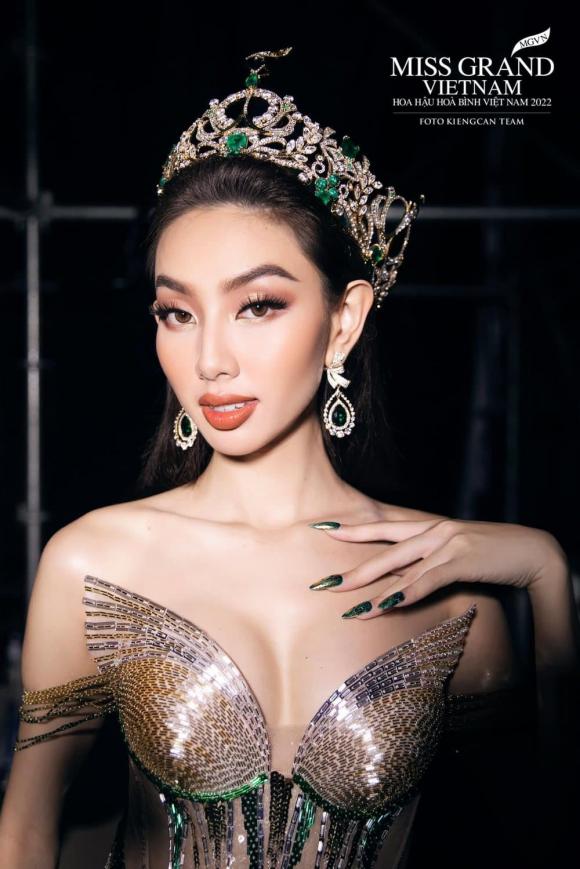 Những lần trao vương miện của Thùy Tiên: Xuất hiện lộng lẫy, liên tục ''chặt đẹp'' dàn Hoa hậu - ảnh 11