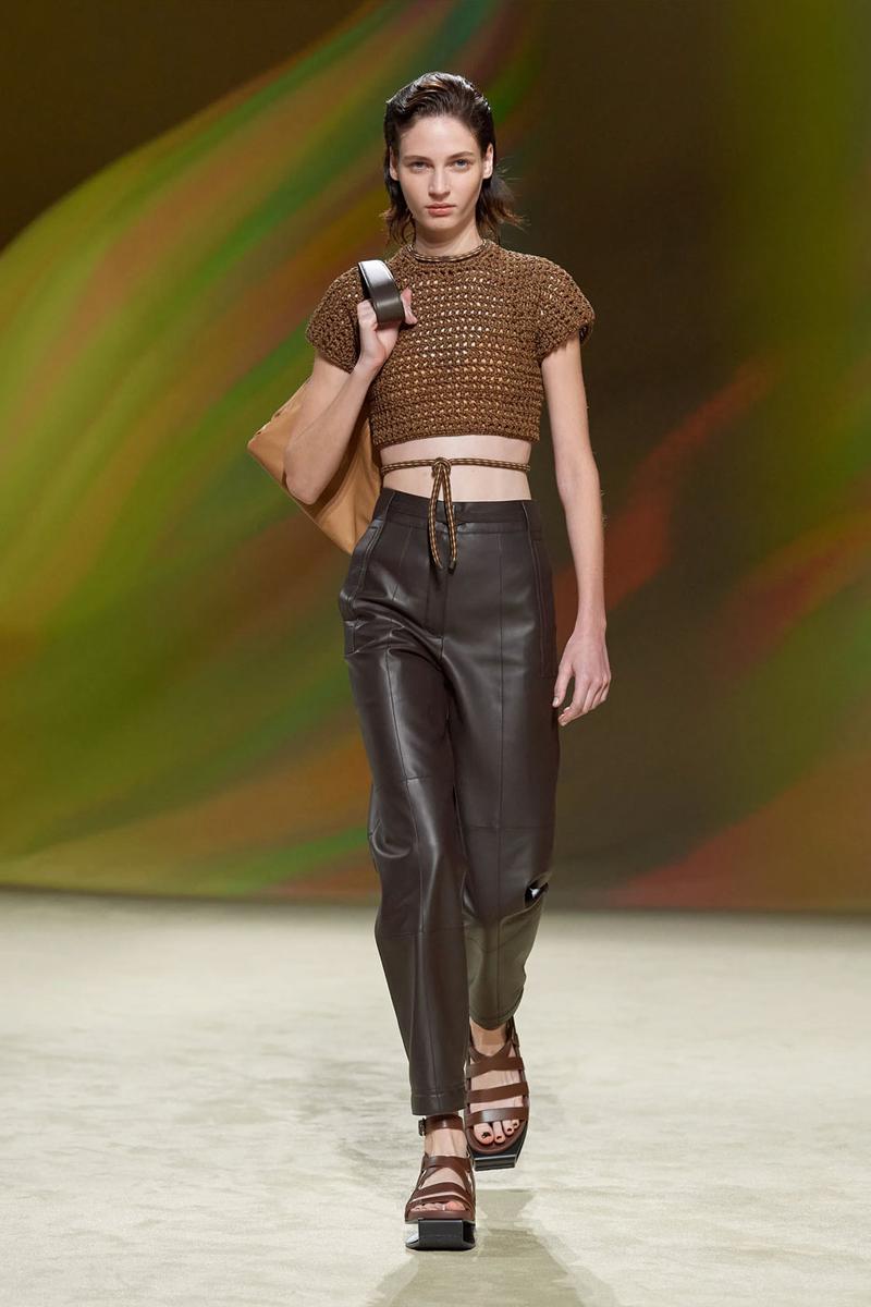 Sa mạc bỏng rẫy đầy lộng lẫy trên sàn catwalk mới nhất của Hermès - ảnh 9