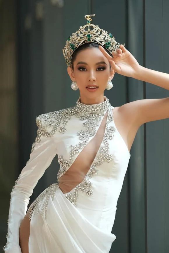 Những lần trao vương miện của Thùy Tiên: Xuất hiện lộng lẫy, liên tục ''chặt đẹp'' dàn Hoa hậu - ảnh 15