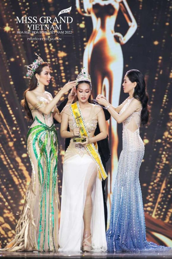 Những lần trao vương miện của Thùy Tiên: Xuất hiện lộng lẫy, liên tục ''chặt đẹp'' dàn Hoa hậu - ảnh 10