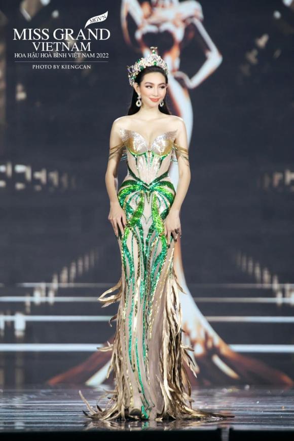 Những lần trao vương miện của Thùy Tiên: Xuất hiện lộng lẫy, liên tục ''chặt đẹp'' dàn Hoa hậu - ảnh 12