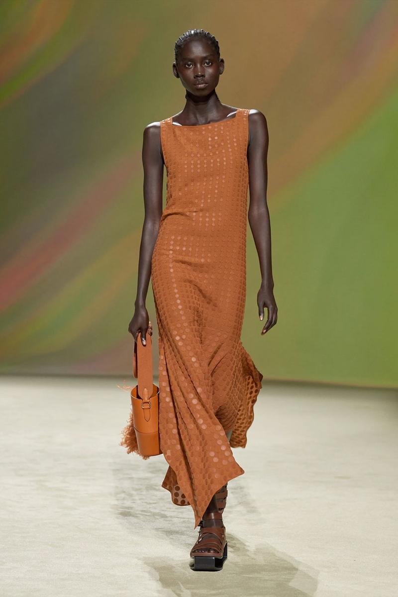 Sa mạc bỏng rẫy đầy lộng lẫy trên sàn catwalk mới nhất của Hermès - ảnh 4