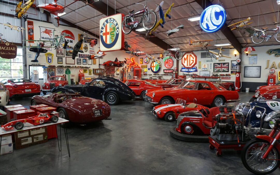 Đấu giá đồ vật mang logo Ferrari: Giường hơn trăm triệu, thùng rác 70 triệu - ảnh 1