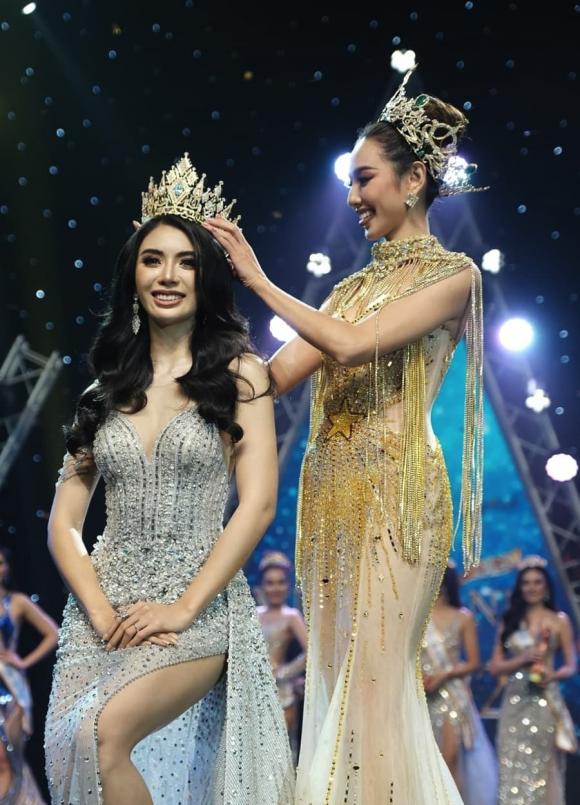 Những lần trao vương miện của Thùy Tiên: Xuất hiện lộng lẫy, liên tục ''chặt đẹp'' dàn Hoa hậu - ảnh 2