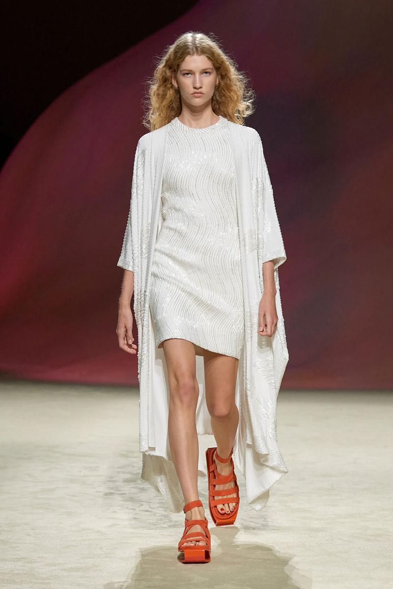 Sa mạc bỏng rẫy đầy lộng lẫy trên sàn catwalk mới nhất của Hermès - ảnh 2