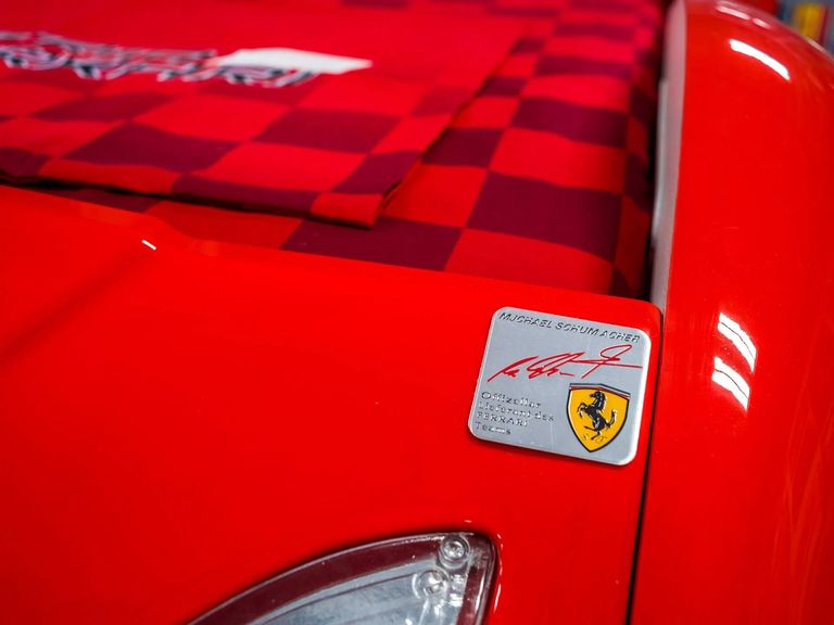 Đấu giá đồ vật mang logo Ferrari: Giường hơn trăm triệu, thùng rác 70 triệu - ảnh 4