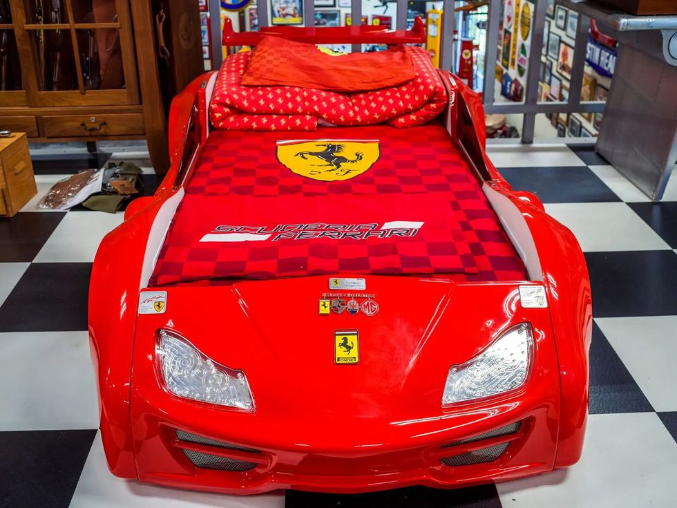 Đấu giá đồ vật mang logo Ferrari: Giường hơn trăm triệu, thùng rác 70 triệu - ảnh 3