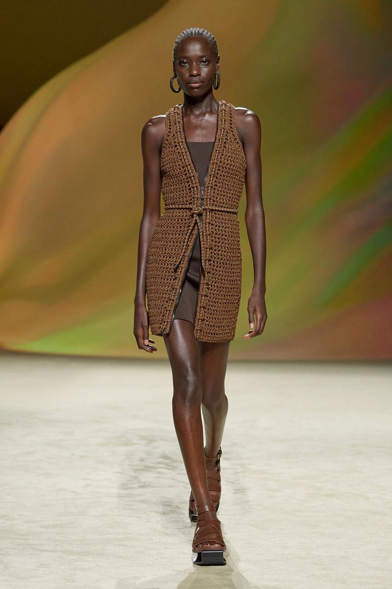 Sa mạc bỏng rẫy đầy lộng lẫy trên sàn catwalk mới nhất của Hermès - ảnh 7