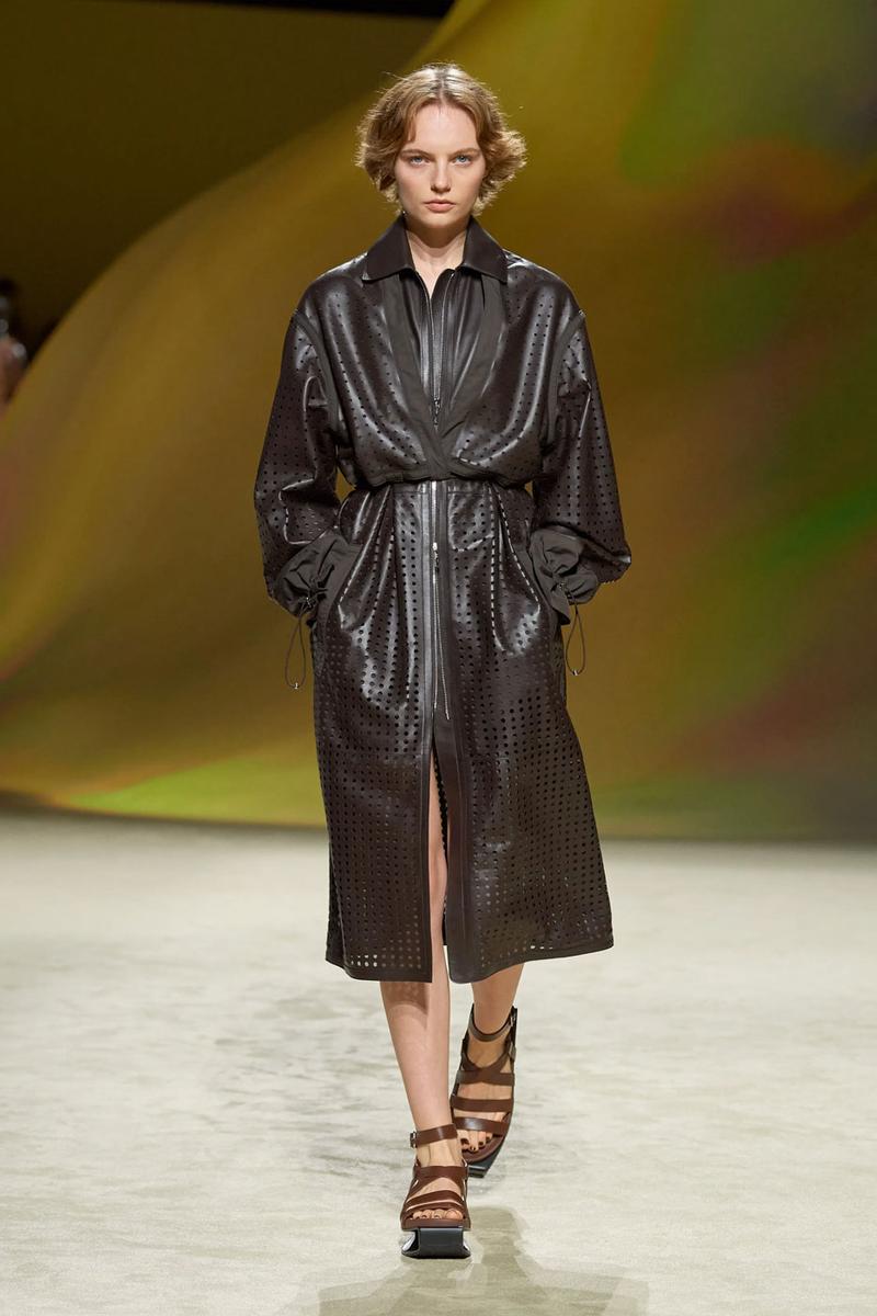 Sa mạc bỏng rẫy đầy lộng lẫy trên sàn catwalk mới nhất của Hermès - ảnh 10
