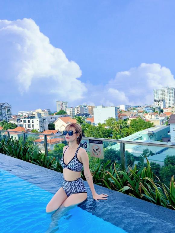 Bà xã Mạc Văn Khoa khoe dáng với bikini 2 mảnh nhưng lại mong dân mạng thông cảm vì lý do này - ảnh 1