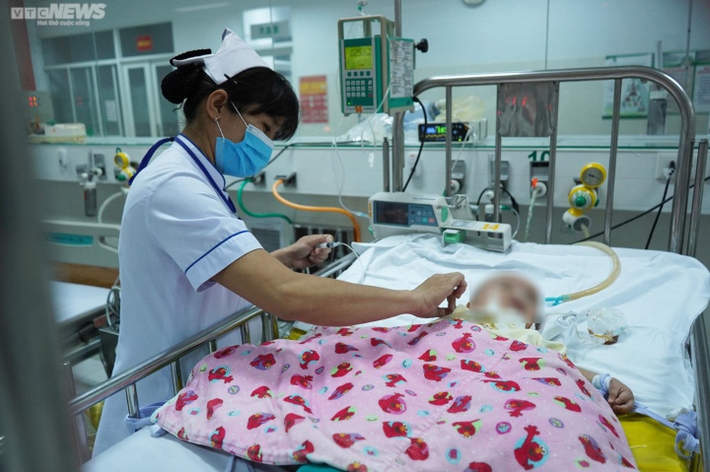 Trẻ nhập viện tăng, Khoa Cấp cứu Bệnh viện Nhi đồng 2 TP.HCM khám bệnh xuyên đêm - ảnh 3