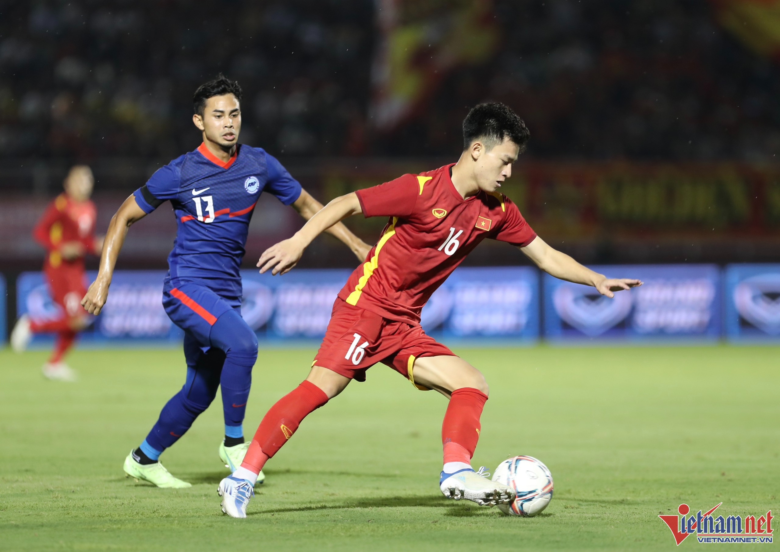 Tuyển Việt Nam đấu Singapore trên sân cỏ nhân tạo ở AFF Cup - ảnh 1
