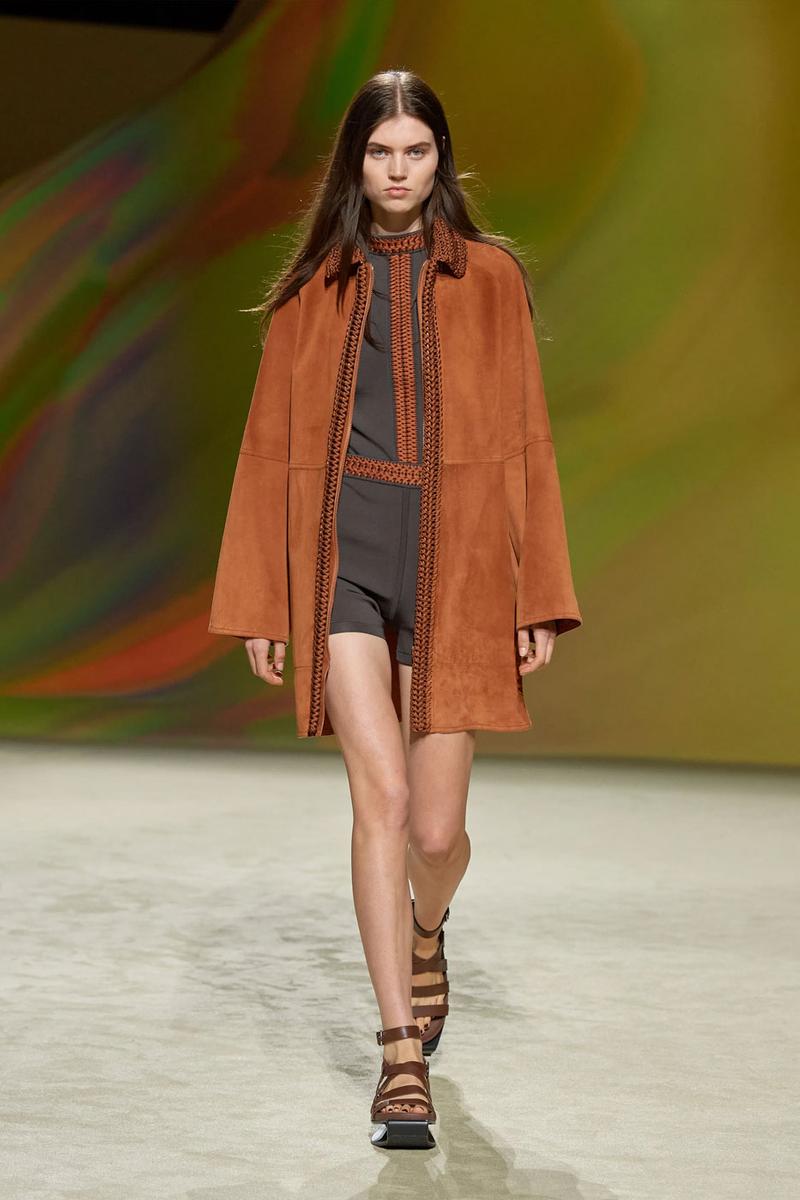 Sa mạc bỏng rẫy đầy lộng lẫy trên sàn catwalk mới nhất của Hermès - ảnh 12