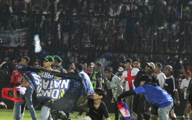 Cập nhật chính thức: 131 người thiệt mạng trong thảm kịch bóng đá Indonesia - ảnh 1